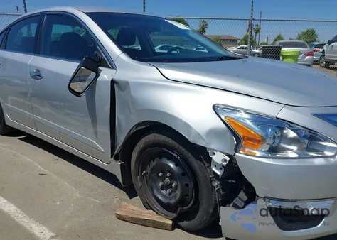 2015 Nissan Altima 2.5 S z USA, uszkodzony, nr VIN 1N4AL3AP1FC572698